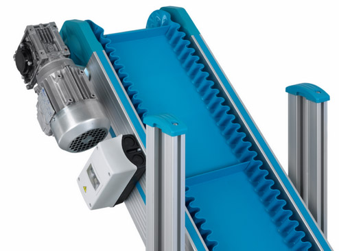 Transporter z gibljivim stranskim robom za razsute tovore oz. izdelke