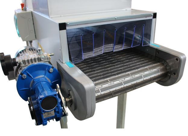 Transportni trak / transporter / tekoči trak za hlajenje izdelkov s pomočjo ventilatorjev