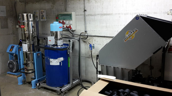 Twin mlin z odesesavanjem in odpraševanjem